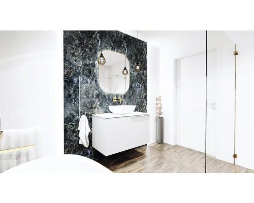 Moderne badkamer met wastafel, spiegel en verlichting