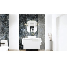 Moderne badkamer met wastafel, spiegel en marmeren wand