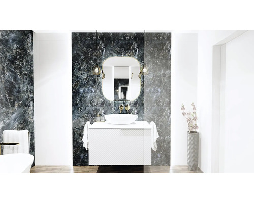 Moderne badkamer met wastafel, spiegel en marmeren wand