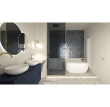 Moderne badkamer met douche, bad, wastafel en spiegel