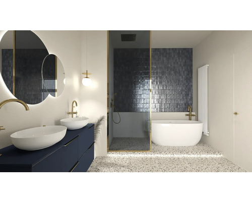 Moderne badkamer met douche, bad, wastafel en spiegel