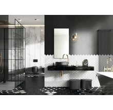 Moderne badkamer met douchecabine, wastafel met spiegel en donkere accenten
