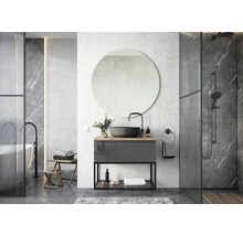 Moderne badkamer met wastafel, spiegel, douche en bad.