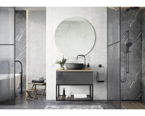 Moderne badkamer met wastafel, spiegel, douche en bad.