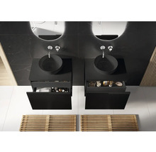 Badkamer met twee wastafels, onderkasten en spiegels