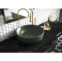 Badkamer wastafel met kraan op een zwarte marmeren plaat