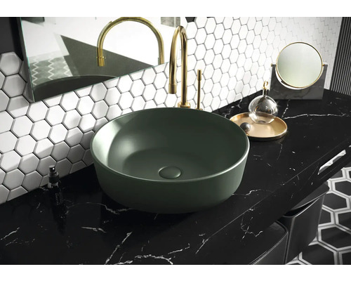 Badkamer wastafel met kraan op een zwarte marmeren plaat