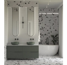 Moderne badkamer met dubbele wastafel, spiegels en bad.