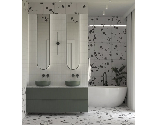 Moderne badkamer met dubbele wastafel, spiegels en bad.