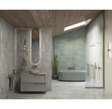 Lichte badkamer met ligbad, wastafelonderkast en houten elementen aan het plafond