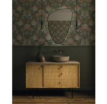 Badkamer met bloemenbehang, wastafelonderkast, waskom en spiegel