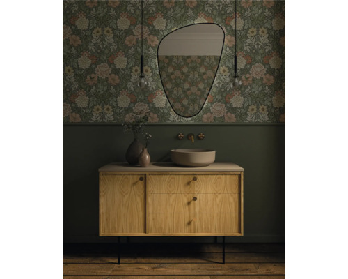 Badkamer met bloemenbehang, wastafelonderkast, waskom en spiegel