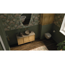 Badkamer met wastafel, onderkast, spiegel, toilet en bloemetjesbehang