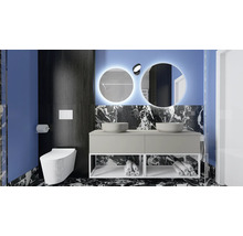 Moderne badkamer met dubbele wastafel, ronde spiegels met verlichting en wandcloset.