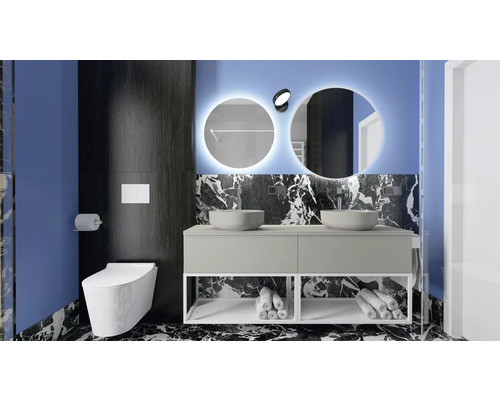 Moderne badkamer met dubbele wastafel, ronde spiegels met verlichting en wandcloset.