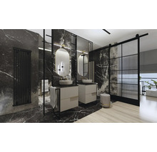 Lichte badkamer met wastafels, spiegels en marmeren wand