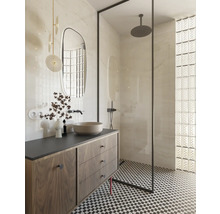 Moderne badkamer met wastafel, spiegel, douche en zwart-wit dambordpatroon