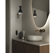 Badkamer met wastafel, wandlamp en spiegel