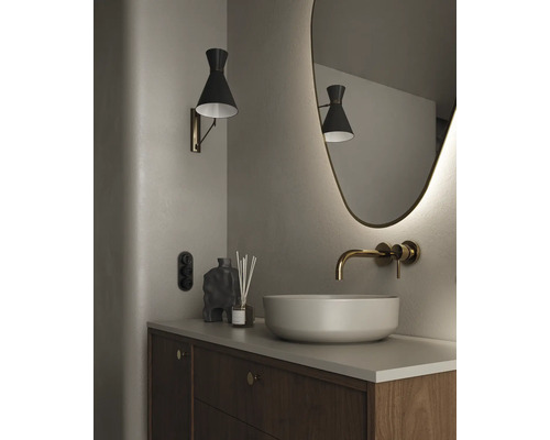 Badkamer met wastafel, wandlamp en spiegel