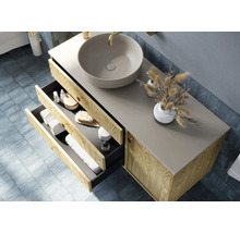 Moderne badkamer met wastafelmeubel, opzetwastafel en open lades voor het opbergen van badkamerbenodigdheden.