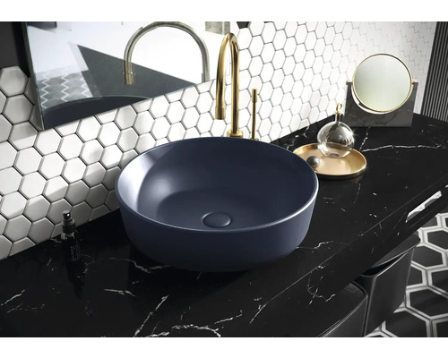 Moderne badkamer met opzetwastafel, kraan en zeshoekige tegels