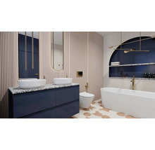 Lichte badkamer met dubbele wastafel, bad en toilet