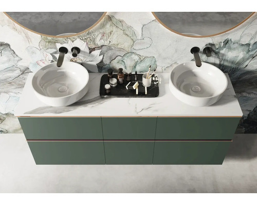 Dubbele wastafel met twee waskommen op een wastafelonderkast met marmeren blad.