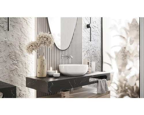 Badkamerontwerp met wastafel, spiegel en decoratieve elementen op een donker marmeren blad