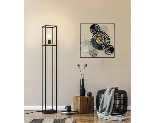 Decoratieve woonkamer met metalen staande lamp en kunst aan de muur