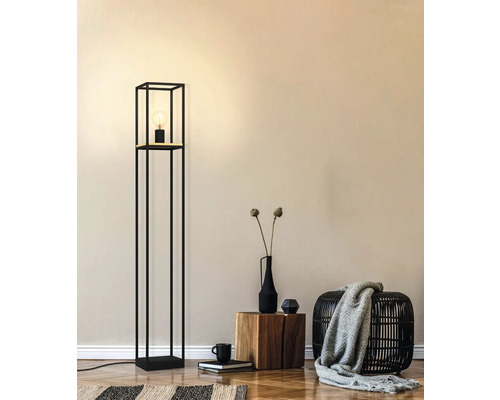 Vloerlamp met zwart metalen frame en ingeschakelde gloeilamp