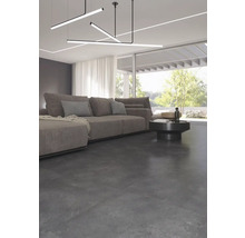 Woonkamer met bank, tafel en verlichting