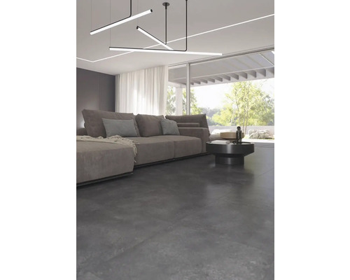 Woonkamer met bank, tafel en verlichting