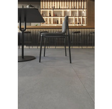 Interieurweergave met eettafel, stoelen en vloertegels