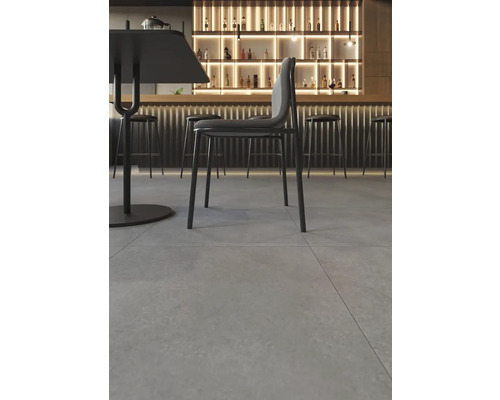 Interieurweergave met eettafel, stoelen en vloertegels