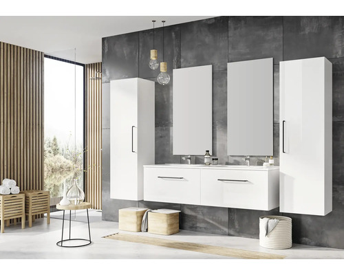 Moderne badkamer met wastafel, spiegels en opbergoplossingen