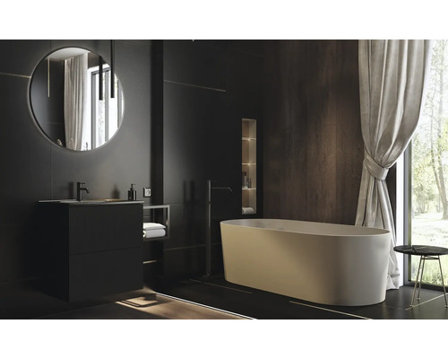 Moderne badkamer met bad, wastafel, spiegel en raam