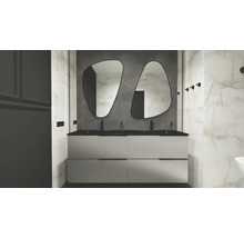 Moderne badkamer met dubbele wastafel, twee onregelmatig gevormde spiegels en kranen