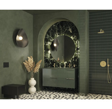 Moderne badkamer met wastafelmeubel, spiegel, verlichting en douche