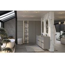 Lichte badkamer met bad, wastafel, spiegels en planken voor een modern design