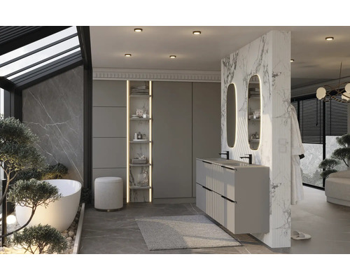 Lichte badkamer met bad, wastafel, spiegels en planken voor een modern design