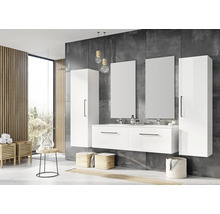 Moderne badkamer met wastafel, spiegels en hoge kasten in het wit en decoratieve elementen.