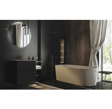 Moderne badkamer met bad, wastafel, spiegel en raam