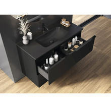 Badkamer met zwarte wastafelonderkast, open lade en verzorgingsproducten