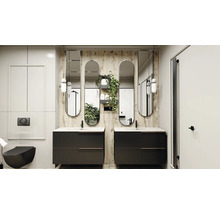 Lichte badkamer met dubbele wastafel, spiegels en wandcloset