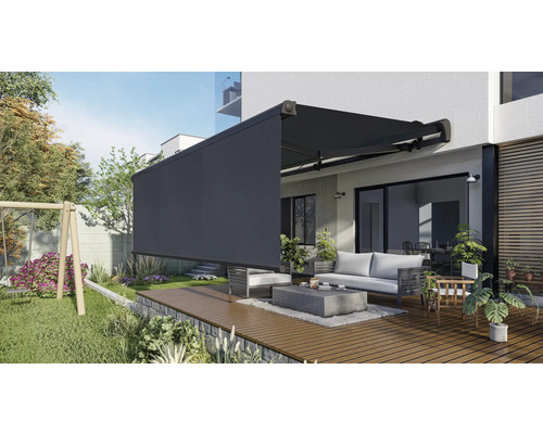 Terras met zonnescherm, zitmeubels en planten