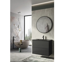 Lichte badkamer met bad, wastafel en spiegel voor een moderne sfeer