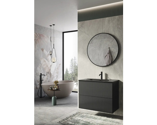 Lichte badkamer met bad, wastafel en spiegel voor een moderne sfeer