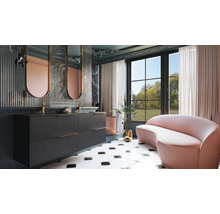 Moderne badkamer met wastafel, spiegels en bank