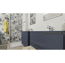 Badkamer met douche en wastafelonderkast