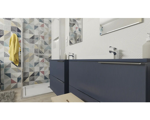 Badkamer met douche en wastafelonderkast